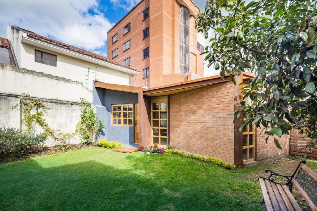 Avocado Tree Garden At The Heart Of The City! Apartment